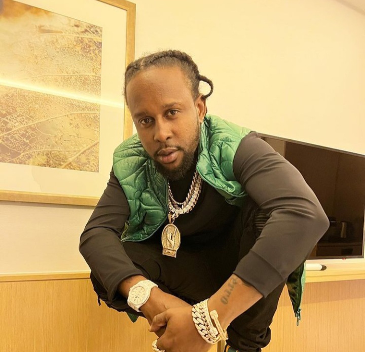 WATCH: Popcaan reprimands &#8216;fan&#8217; for pointing camera at him during event